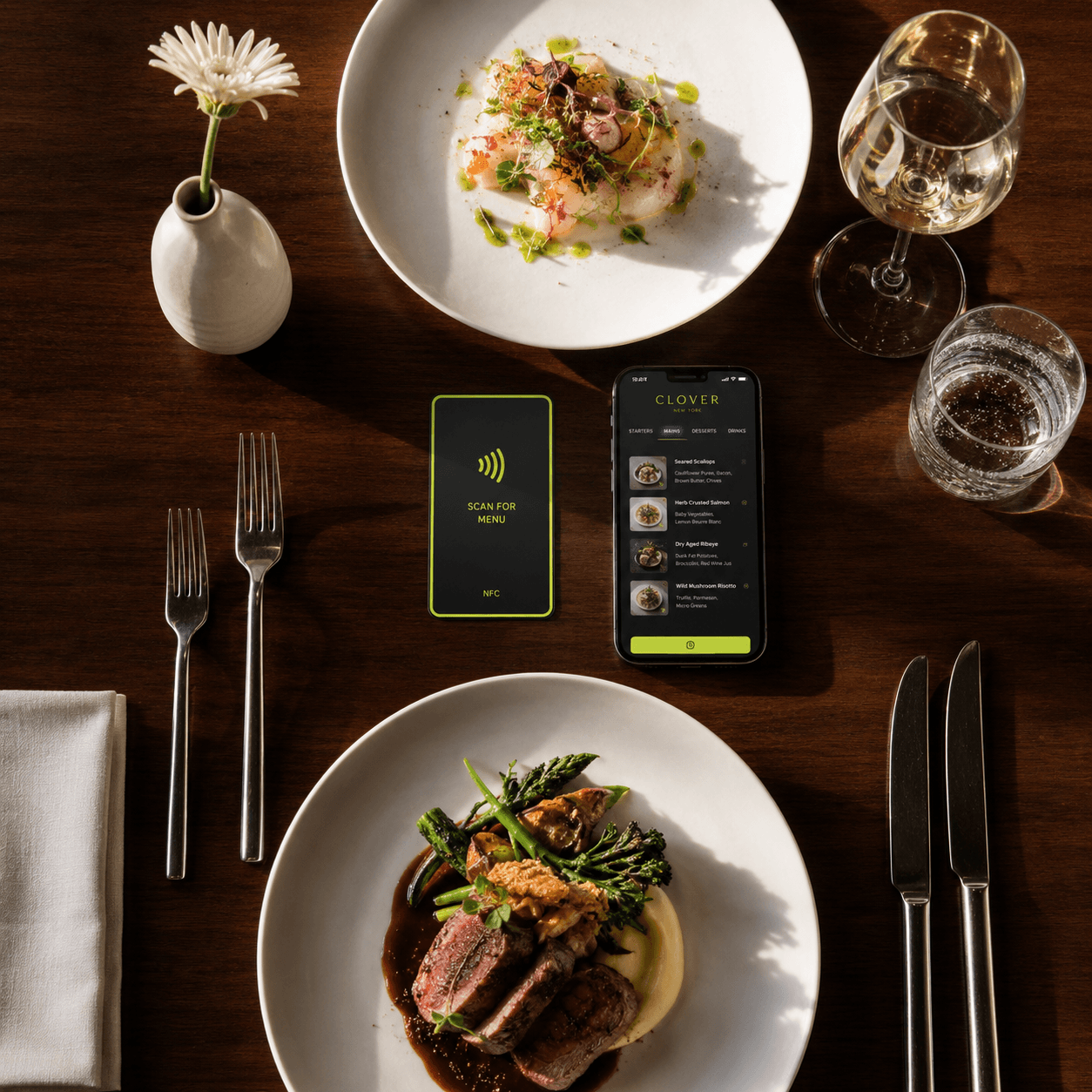 Restauranttisch mit NFC-Karte und digitalem Menü